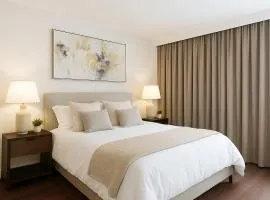 Bright and Modern 2BR Retreat in Prestigious Coal Harbour