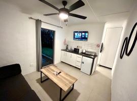 Flat 2 on 8 Lindsay, nhà khách ở Ballito
