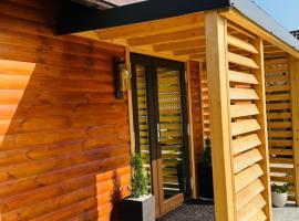 Ocna Relax- Retreat la Salina，特爾古奧克納的附設泳池的飯店