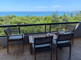 Views & Sounds of the Sea Bed & Breakfast -hosted by Deb, hotel v destinaci Coffs Harbour