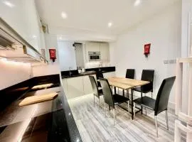 Luxe Villa, 5 En-suite Bedrooms - West London - Wembley Stadium 5KM away
