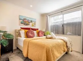 Sunny 1BR house, sleeps 4, near Fremantle, Fiona Stanley Hosp & Cockburn Getaway
