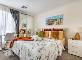 Charming Hampton-Style Retreat,Tranquil Private Bedroom with Shared Bathroom, habitación en casa particular en Hamilton Hill