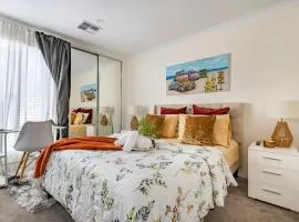 Charming Hampton-Style Retreat,Tranquil Private Bedroom with Shared Bathroom