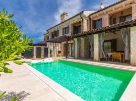 Holiday house SEASCAPE II with heated pool near the sea