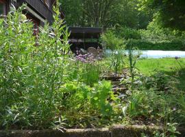 Eget rum i unik 70-talsvilla, hotel com piscina em Stehag