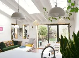 The Avenue, 3 Bedroom Family Home with Private Parking