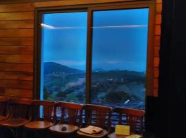 Mountain Oak Chalet شالية ملول الجبل, hotel in Al Jafr