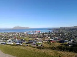 Panoramalejlighed med fantastisk udsyn over havet og Torshavn