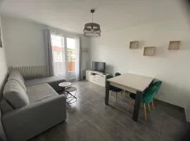 Bel appartement 2 chambres, proche centre ville - parking