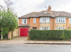 Close to Salisbury Cathedral (& Hospital), hotel i Salisbury