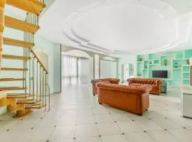 17 Deribasivska 4-room Apartment