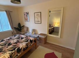 Warm and spacious 1 bed apartment, hotel v destinaci Letterkenny