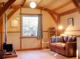 Daisy-a romantic logcabin hiding amongst the trees，Stoke Canon的木屋