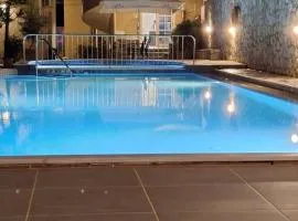Lola's Hotel