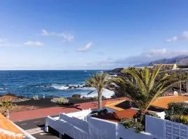 Sea View Villa with Rooftop Terrace and Hot Tub in Playa San Juan, Sleeps 5, Villa Marejadilla