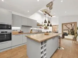 GuestReady - Fabulous home with patio in Cann Hall