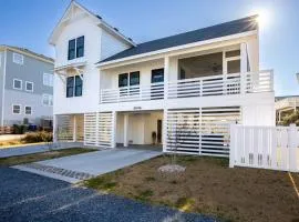 Rum-DCA 600 ft to Beach with Hot Tub and Backyard