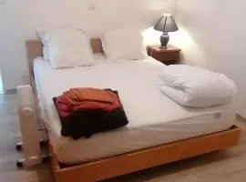 Chambre parquet flottant chez l'habitant