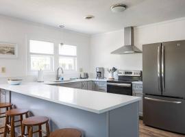 Cozy Nags Head Home Walkable to Beach with Hot Tub, khách sạn ở Nags Head