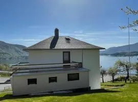 Retro hus med fin beliggenhet