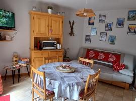 Charmant F2 avec terrasse, un coin de paradis esprit montagnard, hotel v destinaci Le Biot