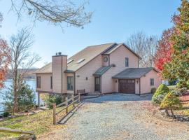 Private Dock Lake Views & Outdoor Fun, hotel a Moneta