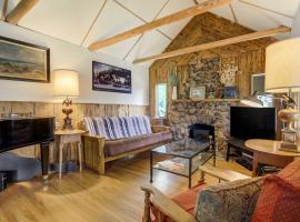 Fallsview Cabin Forest Escape w Rustic Charm, ξενοδοχείο σε Green Mountain Falls