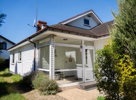 Całoroczny przytulny dom nad morzem Dziwnów przy plaży i marinie，位于济夫努夫的酒店