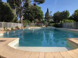 Gîte 6 pers en Provence avec grande piscine partagée avec 2nd gîte - 6 pers house in Provence with a large swimming pool to be shared with a 2nd house, Hotel in Cornillon-Confoux