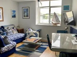 'Shorebird' central apartment, sea views & parking