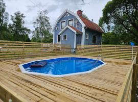 Villa med pool i närheten av Örebro, hotel v destinaci Hällefors