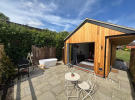 Luxury Spa Cabin with Outdoor Bath, Sauna & Fireplace, Hotel in Medstead