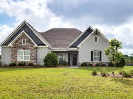 4 Mi to Dtwn Stylish Home with Large Yard in Dothan, hotel v destinaci Dothan