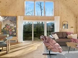 Chalet Getaway, Hot Tub, Pet Friendly!