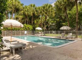 Miami River Inn by Renzzi, hotel sa Miami
