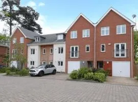 Ascot Four Bedroom House With Garden