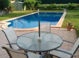 Estudio amplio con jardín y piscina