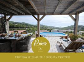 Vue mer et détente villa élégante avec piscine, hotel v destinaci Pietrosella