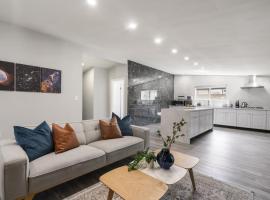 Galactic Getaway Close to Disney with Pool and Games, hotel di Anaheim