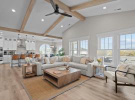 Luxury New Build Steps to Beach w Elevator Pool, hotel in Ocean Isle Beach