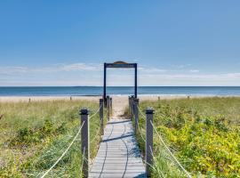 Walk to Old Orchard Pier Cozy Beachfront Condo!, condo in Old Orchard Beach