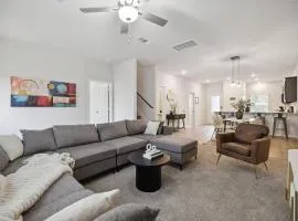 Venice, Large Modern 5BRMs, 2 Living RMs, Parking, Close to Dallas Downtown