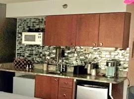 Elegant Double Queen Studio w/pool & kitchenette