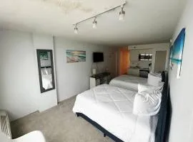 Daytona Oceanside Adjoin studios w/pool, Tiki Bar