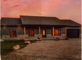 Simply Serenity - steps from Lake Huron, ξενοδοχείο σε Miller Lake