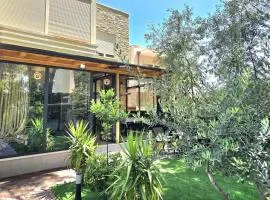 Lura 3 Floral Apartment