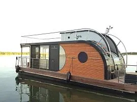 WOHLFÜHLBOOT Hausboot - Festlieger in der Marina Zaue am Schwielochsee - WC an Bord -
