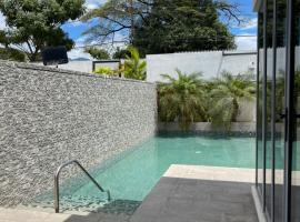 The Urban Escape – hotel w mieście Kingston