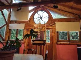 Cabaña de troncos en el bosque